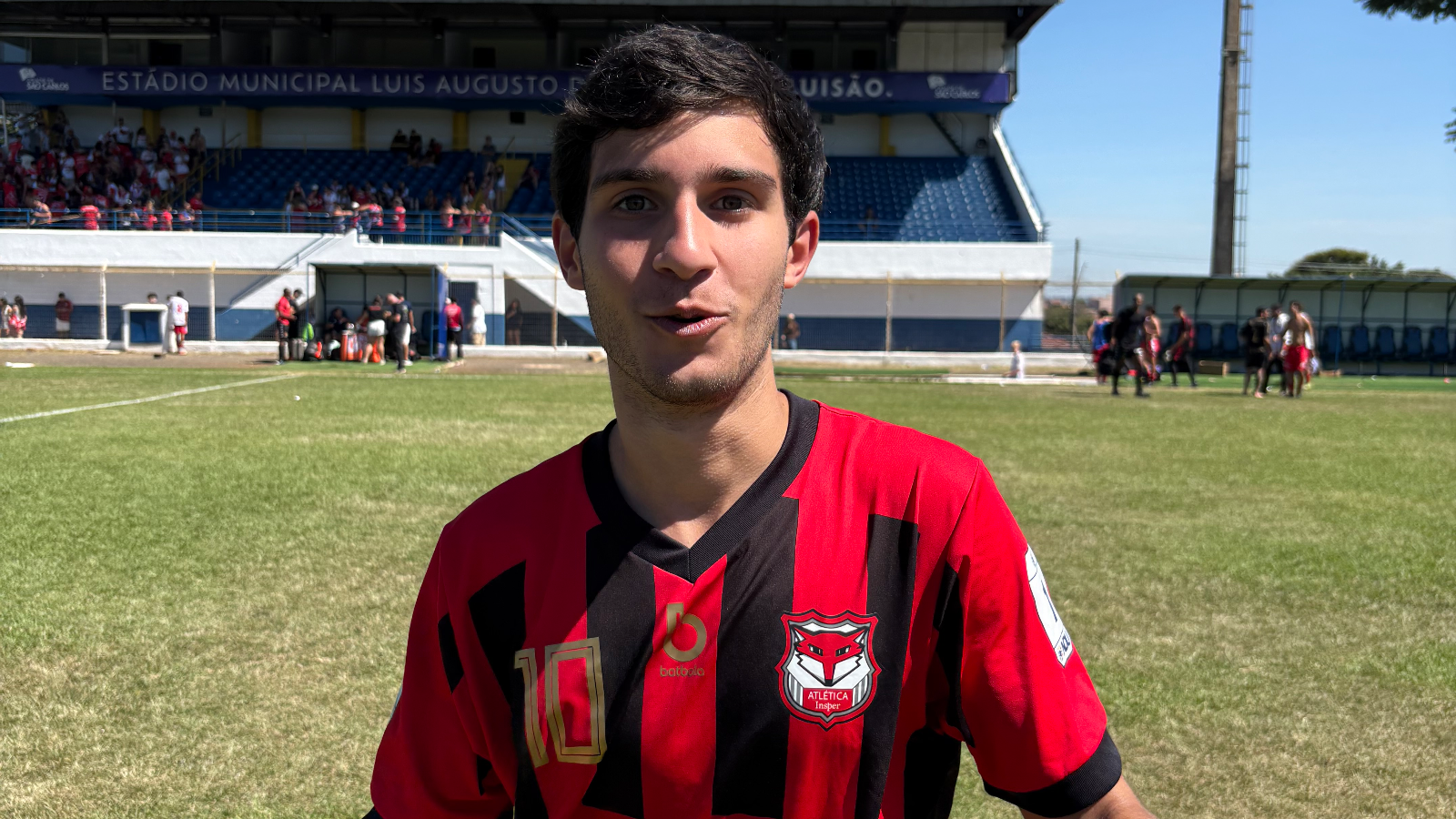 O Insper é campeão do futebol de campo no Economíadas
